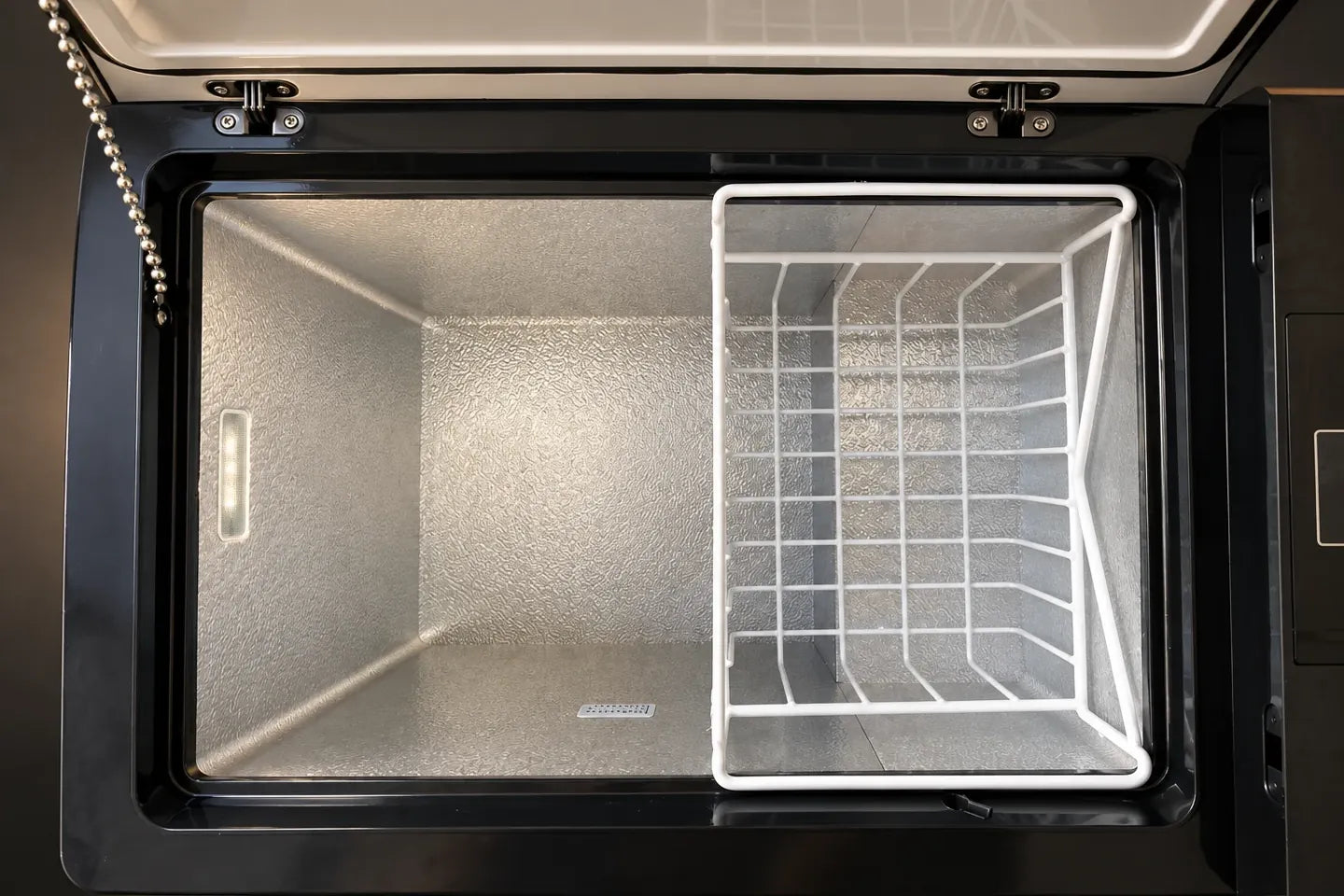 Taurus Legend 25L interior with aluminium lining, wire basket and light.